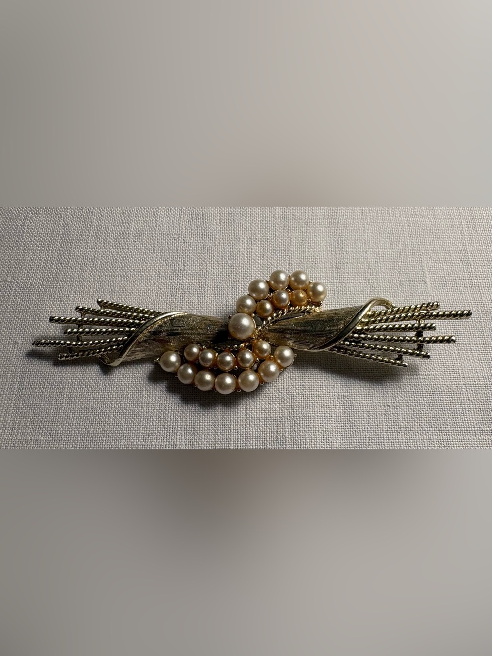 Vintage gold tone/faux pearl brooch